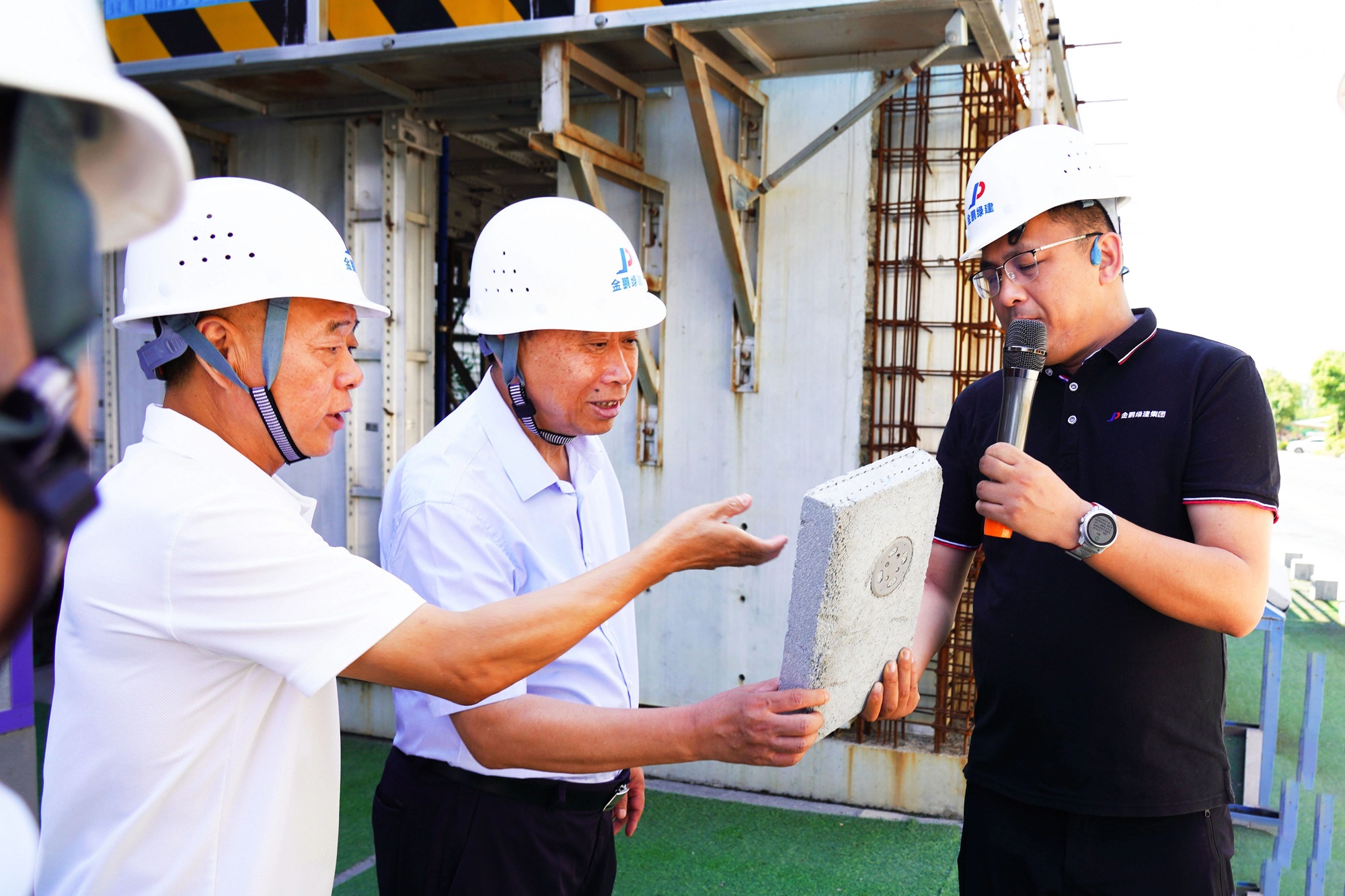 江蘇省建筑業(yè)行業(yè)協(xié)會(huì)、建筑產(chǎn)業(yè)現(xiàn)代化促進(jìn)會(huì)等專家領(lǐng)導(dǎo)蒞臨金鵬考察調(diào)研